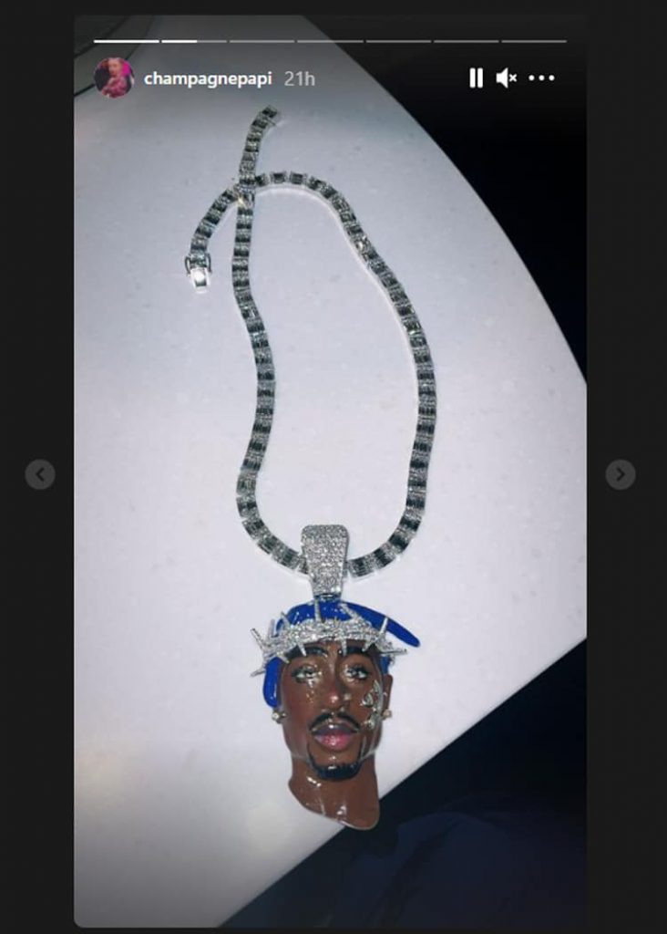 Drake Shows Off His Tupac Jewellery - Hitemup.com DD3